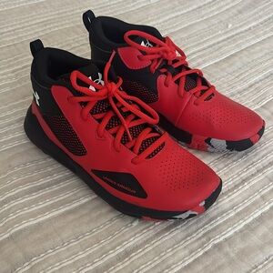 Excellent conditioning, boys 7 UA basketball shoes